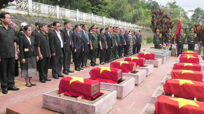 Lễ truy điệu, an táng 13 hài cốt liệt sĩ diễn ra trong không khí trang nghiêm. Lễ truy điệu, an táng 13 hài cốt liệt sĩ diễn ra trong không khí trang nghiêm.