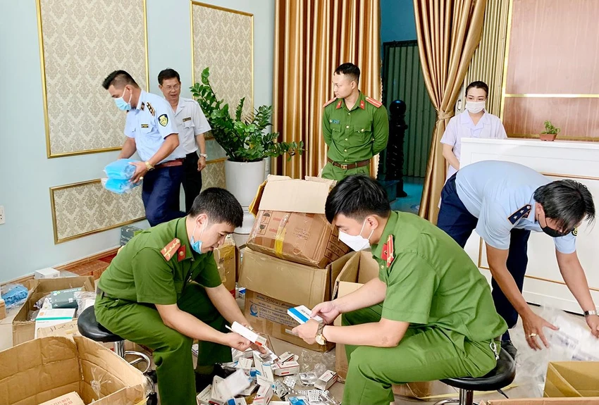 Viện thẩm Mỹ 108 Hà Nội - Cơ sở Gia Lai hoạt động "chui" bị xử phạt 90 triệu đồng và yêu cầu ngưng hoạt động trong 12 tháng. Viện thẩm Mỹ 108 Hà Nội - Cơ sở Gia Lai hoạt động "chui" bị xử phạt 90 triệu đồng và yêu cầu ngưng hoạt động trong 12 tháng.