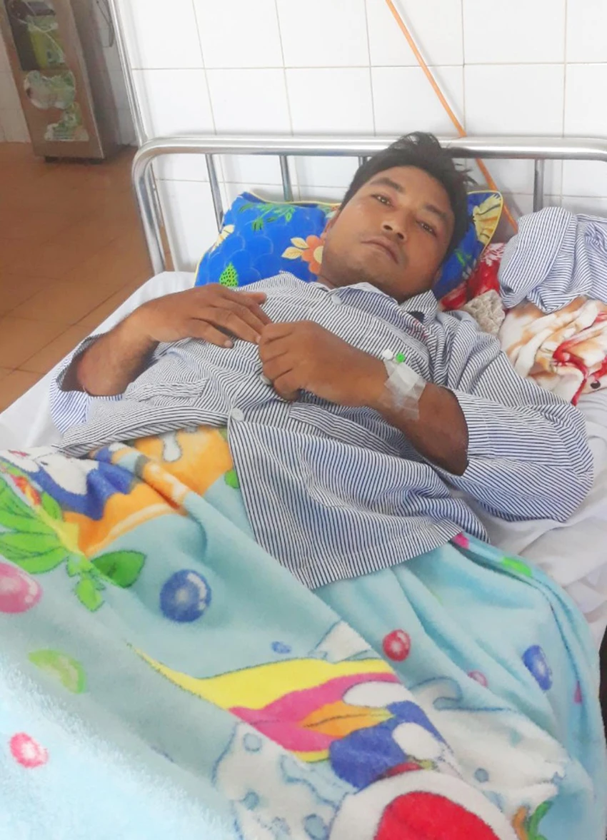 Anh Ksor Suh bị đâm gây thương tích phải nhập viện điều trị. Anh Ksor Suh bị đâm gây thương tích phải nhập viện điều trị.