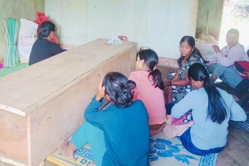 Chính quyền địa phương xã Hra hỗ trợ gia đình anh Đinh Khơi lo mai táng cho người tử vong theo phong tục địa phương. Chính quyền địa phương xã Hra hỗ trợ gia đình anh Đinh Khơi lo mai táng cho người tử vong theo phong tục địa phương.