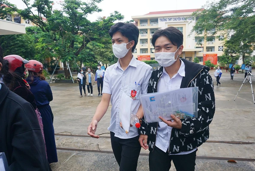 Các thí sinh rời phòng thi với tâm lý rất thỏa mái, sẵn sàng cho môn thi buổi chiều. Ảnh tại điểm thi Trường THPT Chuyên Hùng Vương, TP Pleiku. Các thí sinh rời phòng thi với tâm lý rất thỏa mái, sẵn sàng cho môn thi buổi chiều. Ảnh tại điểm thi Trường THPT Chuyên Hùng Vương, TP Pleiku.