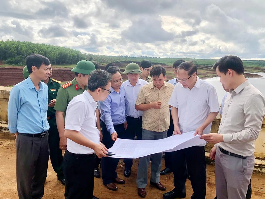 Đoàn công tác của Bộ NN&PTNT kiểm tra an toàn hồ chứa Ia Ring tháng 7-2022. Ảnh: ND. Đoàn công tác của Bộ NN&PTNT kiểm tra an toàn hồ chứa Ia Ring tháng 7-2022. Ảnh: ND.