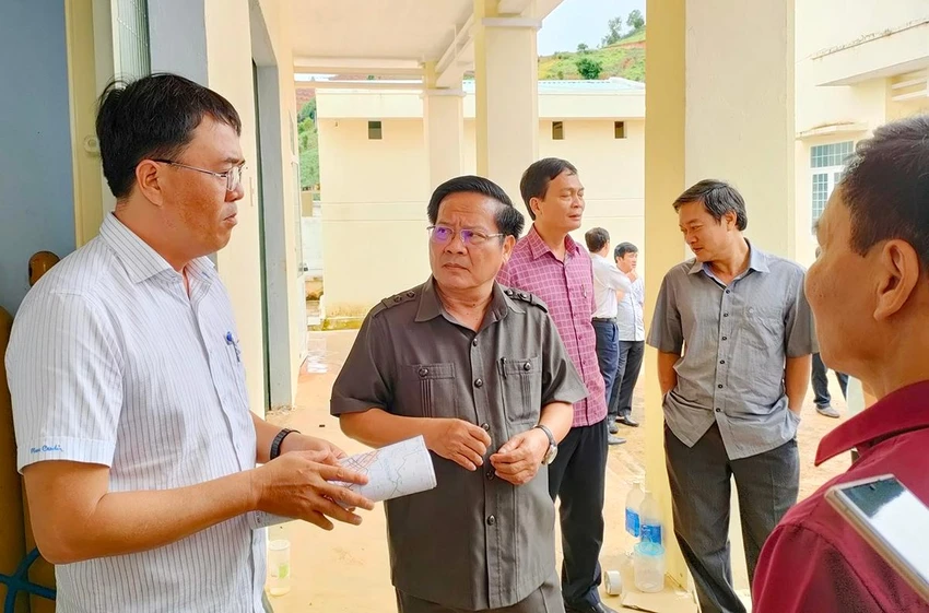Ông Lê Ngọc Tuấn, Chủ tịch UBND tỉnh Kon Tum (thứ hai từ trái sang) yêu cầu chủ đầu tư xử lý dứt điểm các vướng mắc, đưa công trình vào khai thác. Ảnh: LK