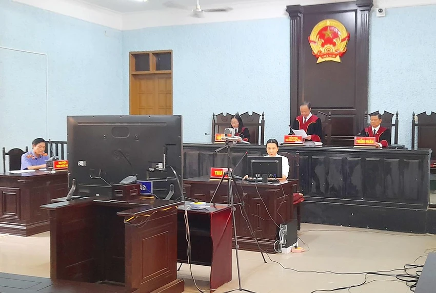 TAND tỉnh Gia Lai tổ chức xét xử trực tuyến nhằm đẩy mạnh ứng dụng công nghệ thông tin vào hoạt động xét xử. TAND tỉnh Gia Lai tổ chức xét xử trực tuyến nhằm đẩy mạnh ứng dụng công nghệ thông tin vào hoạt động xét xử.