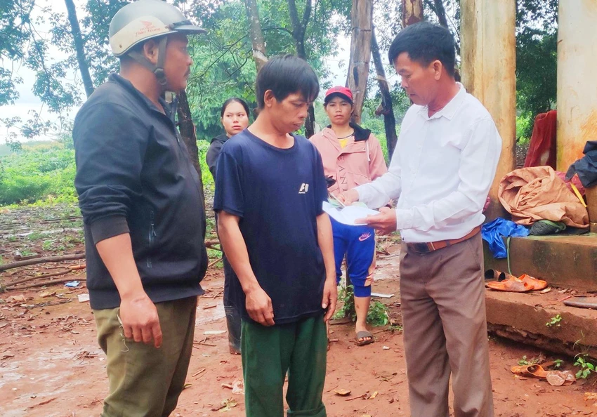 Lãnh đạo xã Ia Me thăm hỏi, hỗ trợ gia đình nạn nhân. Ảnh: VĐ