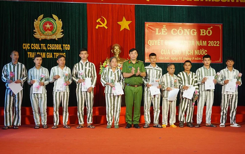 Đại tá Đào Ngọc Sỹ trao chứng nhận đặc xá cho 67 phạm nhân