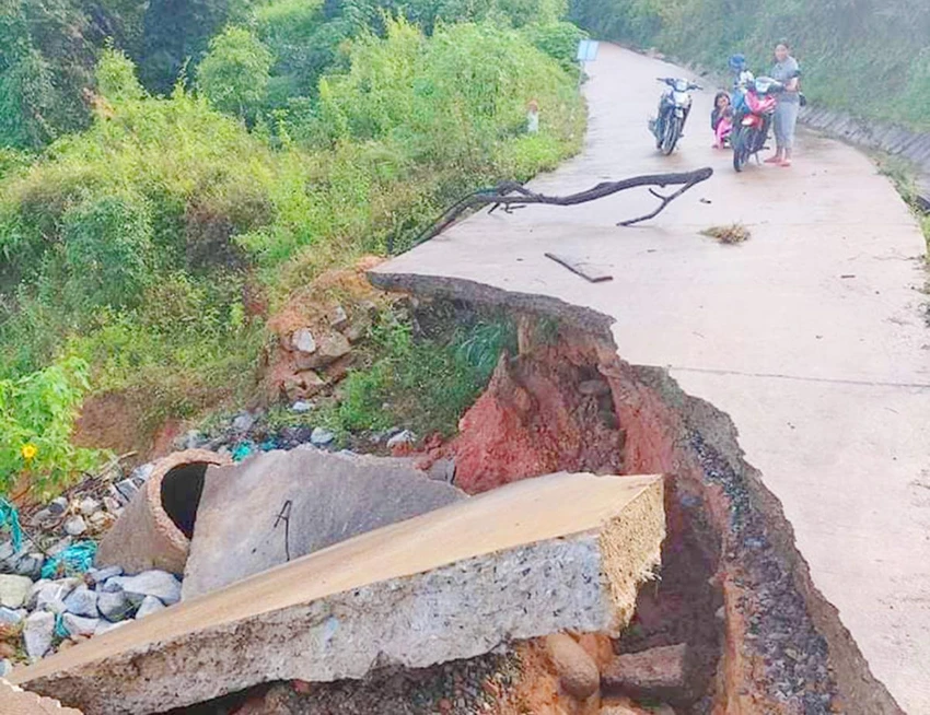 Đoạn đường bê tông tại xã Văn Xuôi bị đứt gãy. Ảnh: MV.