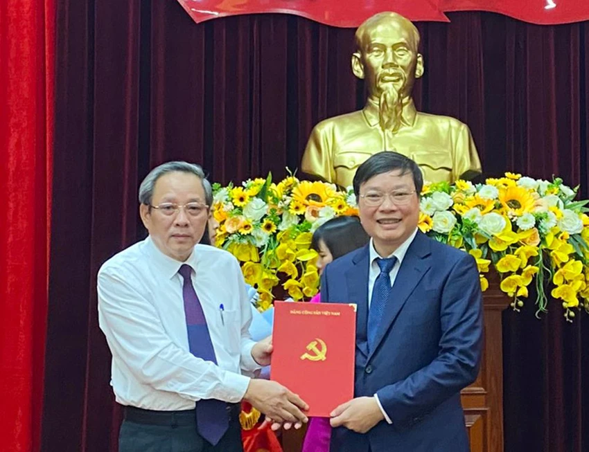 Ông Trương Hải Long (phải) nhận quyết định của Ban Bí thư. Ảnh: HB Ông Trương Hải Long (phải) nhận quyết định của Ban Bí thư. Ảnh: HB