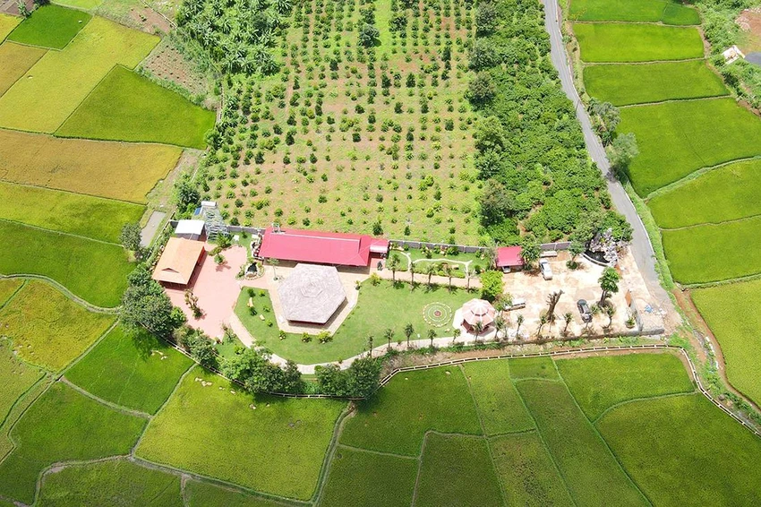 Công trình "biệt phủ" xây dựng trên đất nông nghiệp. Ảnh: LK