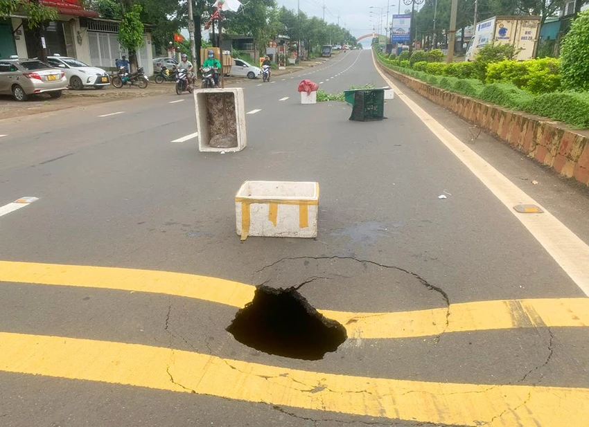 Miệng hố tử thần lúc mới xuất hiện. Ảnh: HT. Miệng hố tử thần lúc mới xuất hiện. Ảnh: HT.