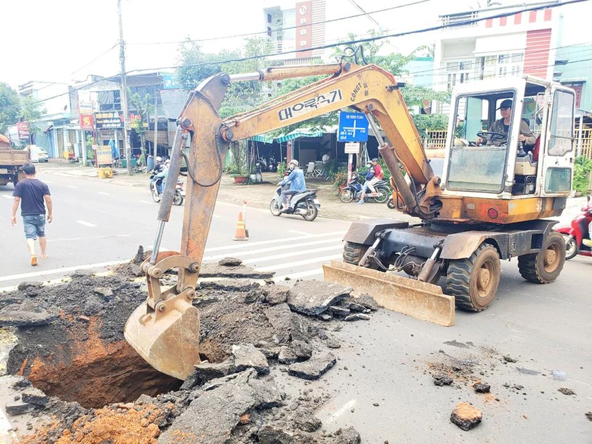 Cơ quan chức năng khắc phục sự cố. Ảnh: CH. Cơ quan chức năng khắc phục sự cố. Ảnh: CH.