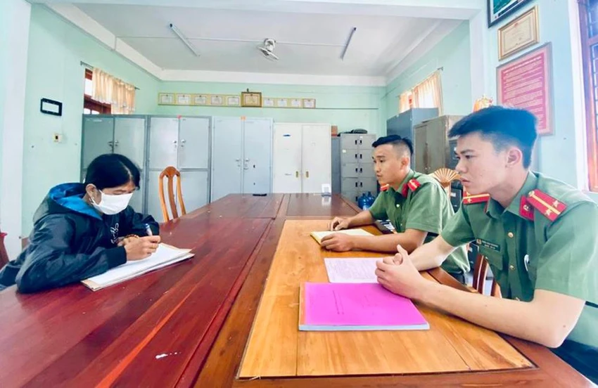 Công an huyện Đắk Pơ làm việc với bà M. Ảnh: CACC. Công an huyện Đắk Pơ làm việc với bà M. Ảnh: CACC.