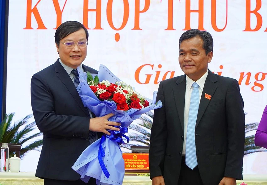 Ông Trương Hải Long (bên trái) được bầu giữ chức chủ tịch UBND tỉnh Gia Lai. Ảnh: LK. Ông Trương Hải Long (bên trái) được bầu giữ chức chủ tịch UBND tỉnh Gia Lai. Ảnh: LK.