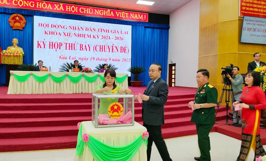 Đại biểu bầu chủ tịch UBND tỉnh Gia Lai. Ảnh: LK Đại biểu bầu chủ tịch UBND tỉnh Gia Lai. Ảnh: LK