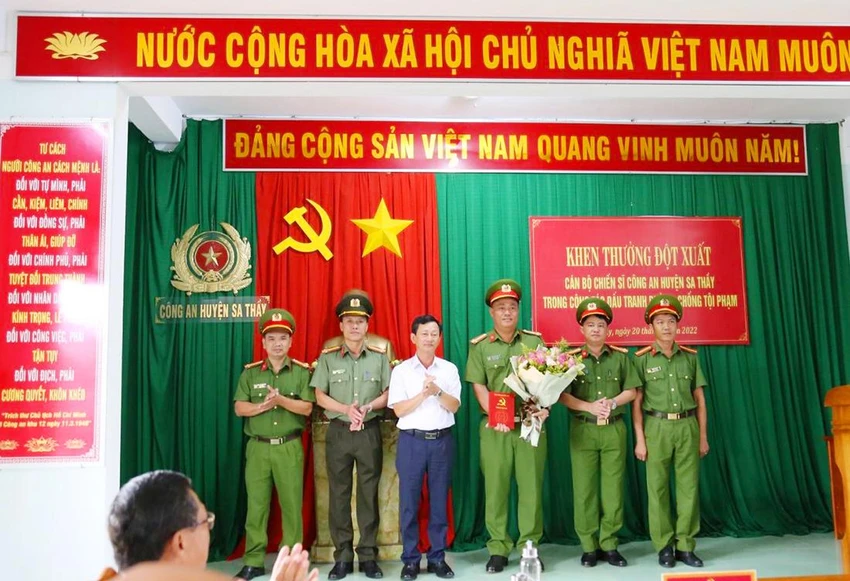Bí thư Tỉnh ủy Kon Tum khen đột xuất tập thể Công an huyện Sa Thầy. Ảnh: CACC Bí thư Tỉnh ủy Kon Tum khen đột xuất tập thể Công an huyện Sa Thầy. Ảnh: CACC