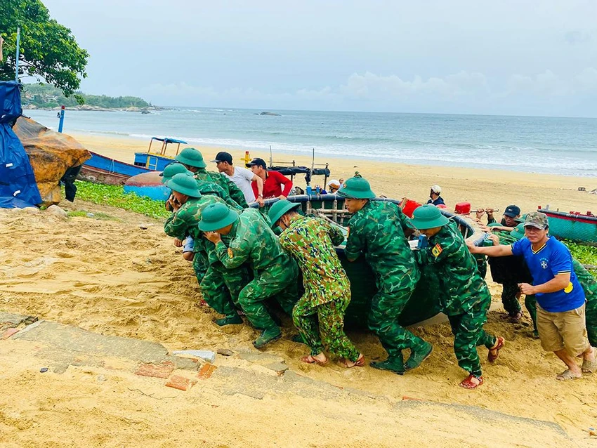Bộ đội giúp dân xã Mỹ An, huyện Phù Mỹ đưa phương tiện tránh bão. Ảnh: NS. Bộ đội giúp dân xã Mỹ An, huyện Phù Mỹ đưa phương tiện tránh bão. Ảnh: NS.