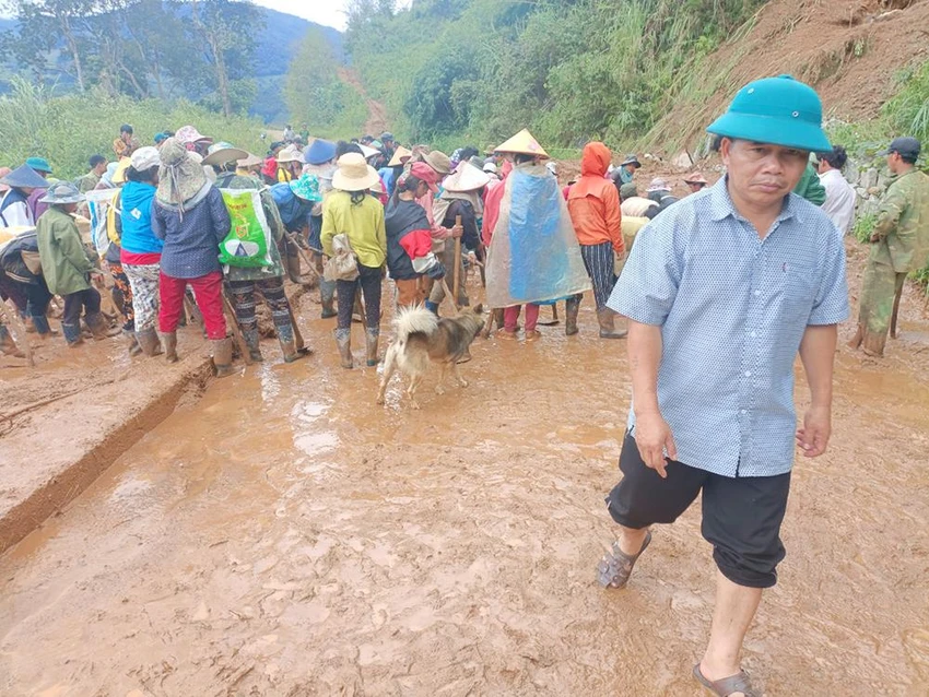 Ông A Đe, Chủ tịch xã Tê Xăng, vận động người dân khai thông đường vào thôn Tu Thó. Ảnh: AĐ Ông A Đe, Chủ tịch xã Tê Xăng, vận động người dân khai thông đường vào thôn Tu Thó. Ảnh: AĐ