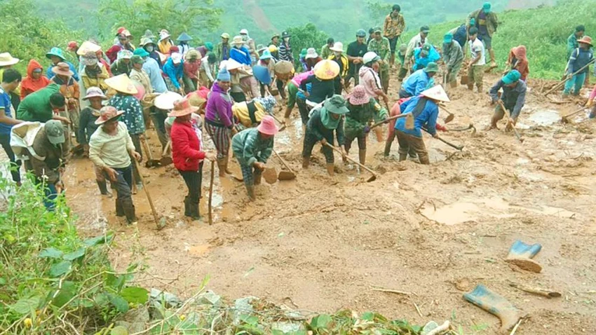 Người dân nhiệt tình tham gia mở đường bị cô lập. Người dân nhiệt tình tham gia mở đường bị cô lập.