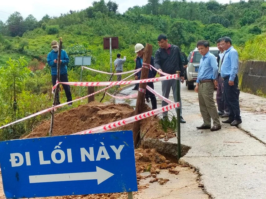 Lãnh đạo tỉnh Kon Tum đi kiểm tra, khắc phục thiệt hại tại huyện Tu Mơ Rông. Ảnh: VM Lãnh đạo tỉnh Kon Tum đi kiểm tra, khắc phục thiệt hại tại huyện Tu Mơ Rông. Ảnh: VM
