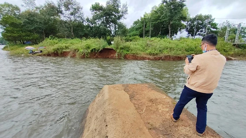 Mực nước hiện tại giữa hai hồ đã cân bằng, thông nhau. Ảnh: LK Mực nước hiện tại giữa hai hồ đã cân bằng, thông nhau. Ảnh: LK
