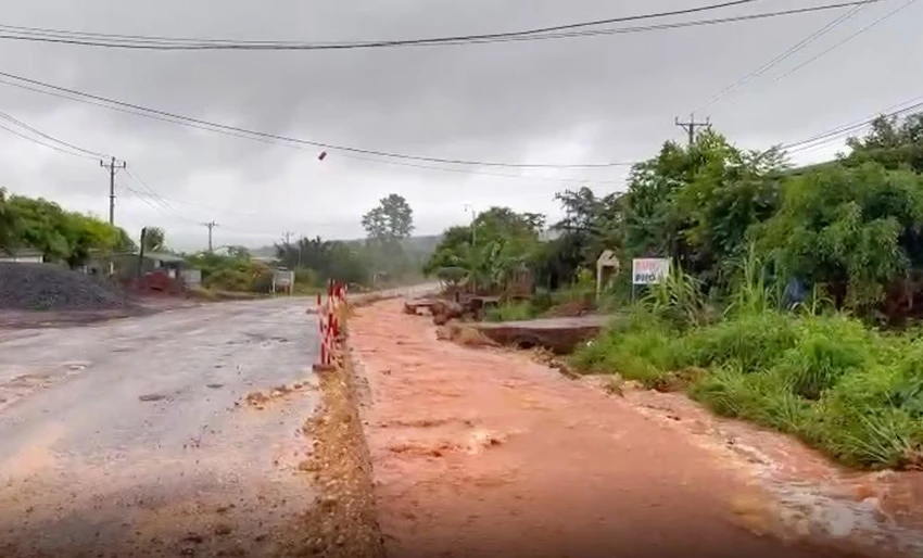 Đại diện Ban 2 cho rằng, nước tràn ra đường không phải lỗi riêng nhà thầu. Ảnh: LK. Đại diện Ban 2 cho rằng, nước tràn ra đường không phải lỗi riêng nhà thầu. Ảnh: LK.