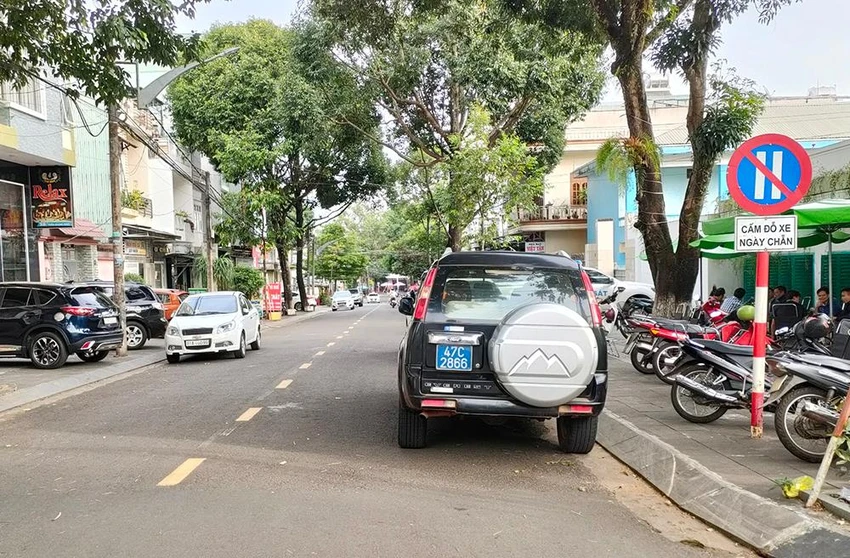 Xe biển số xanh tỉnh Đắk Lắk đỗ ngay biển cấm. Ảnh: LK Xe biển số xanh tỉnh Đắk Lắk đỗ ngay biển cấm. Ảnh: LK