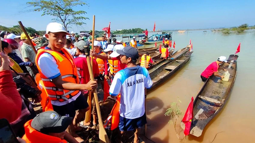 Ngày thường, những chiếc thuyền độc mộc này vẫn được bà con dùng đi lại trên sông. Ảnh: LK. Ngày thường, những chiếc thuyền độc mộc này vẫn được bà con dùng đi lại trên sông. Ảnh: LK.