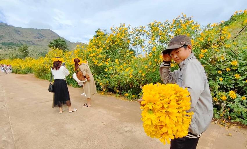 Tham gia tuần lễ hoa dã quỳ, người dân bản địa tại làng Ia Gri, xã Chư Đăng Ya có cơ hội để kinh doanh các mặt hàng truyền thống, phục vụ ẩm thực. Ngay cả những bông hoa dã quỳ bé nhỏ được tận dùng làm vòng hoa, bán cho du khách cũng cháy hàng. Tham gia tuần lễ hoa dã quỳ, người dân bản địa tại làng Ia Gri, xã Chư Đăng Ya có cơ hội để kinh doanh các mặt hàng truyền thống, phục vụ ẩm thực. Ngay cả những bông hoa dã quỳ bé nhỏ được tận dùng làm vòng hoa, bán cho du khách cũng cháy hàng.