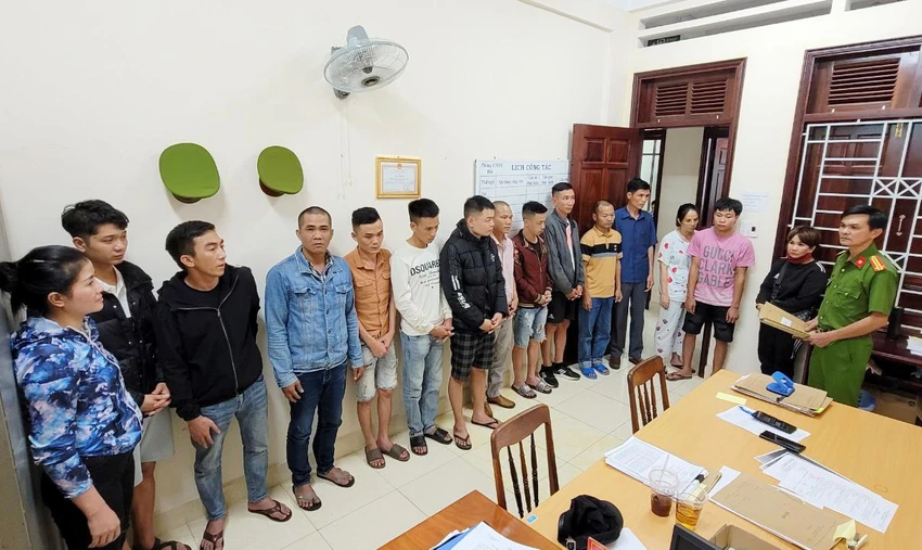 Nhóm người tham gia đánh bạc bị bắt. Ảnh: LA Nhóm người tham gia đánh bạc bị bắt. Ảnh: LA