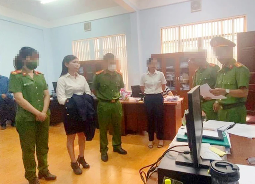 Công an đọc lệnh bắt tạm giam bà Hứa Thị Thể. Ảnh: CA. Công an đọc lệnh bắt tạm giam bà Hứa Thị Thể. Ảnh: CA.