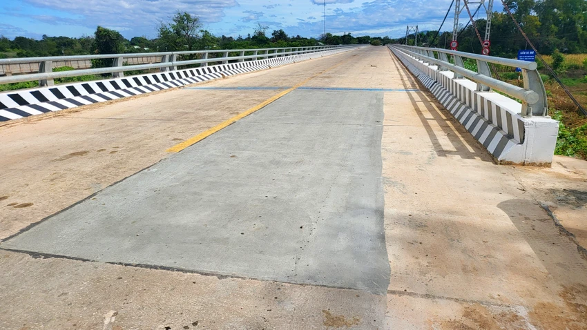 Một điểm vá khác ngay trên cầu Ia Mơ. Một điểm vá khác ngay trên cầu Ia Mơ.