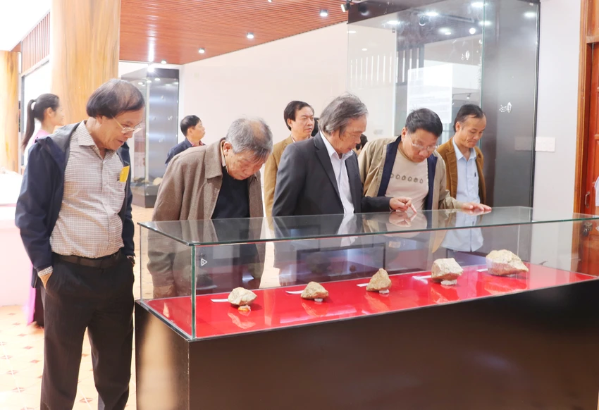 Những hiện vật được phát hiện từ di tích Đá cũ An Khê. Những hiện vật được phát hiện từ di tích Đá cũ An Khê.