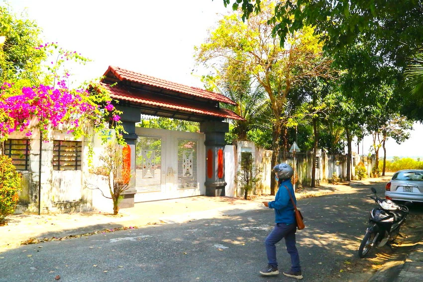Bên ngoài lô đất có bốn mặt tiền của bà Ánh. Ảnh: CD. Bên ngoài lô đất có bốn mặt tiền của bà Ánh. Ảnh: CD.