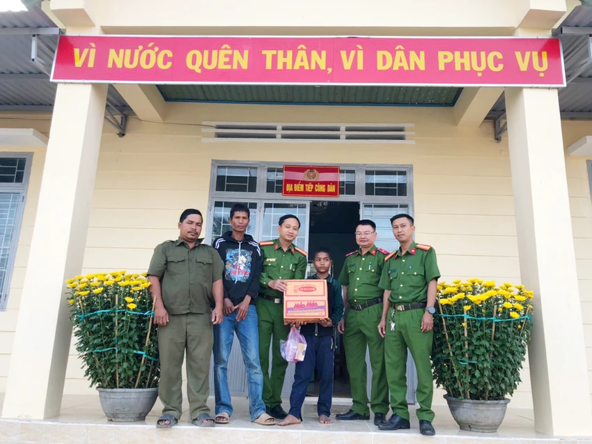 Lực lượng công an tìm thấy cháu Đinh Thên và đưa về nhà an toàn. Ảnh: CACC. Lực lượng công an tìm thấy cháu Đinh Thên và đưa về nhà an toàn. Ảnh: CACC.