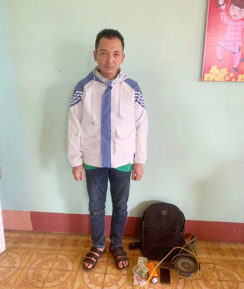 Nguyễn Thành Sơn và tang vật. Ảnh: CACC. Nguyễn Thành Sơn và tang vật. Ảnh: CACC.