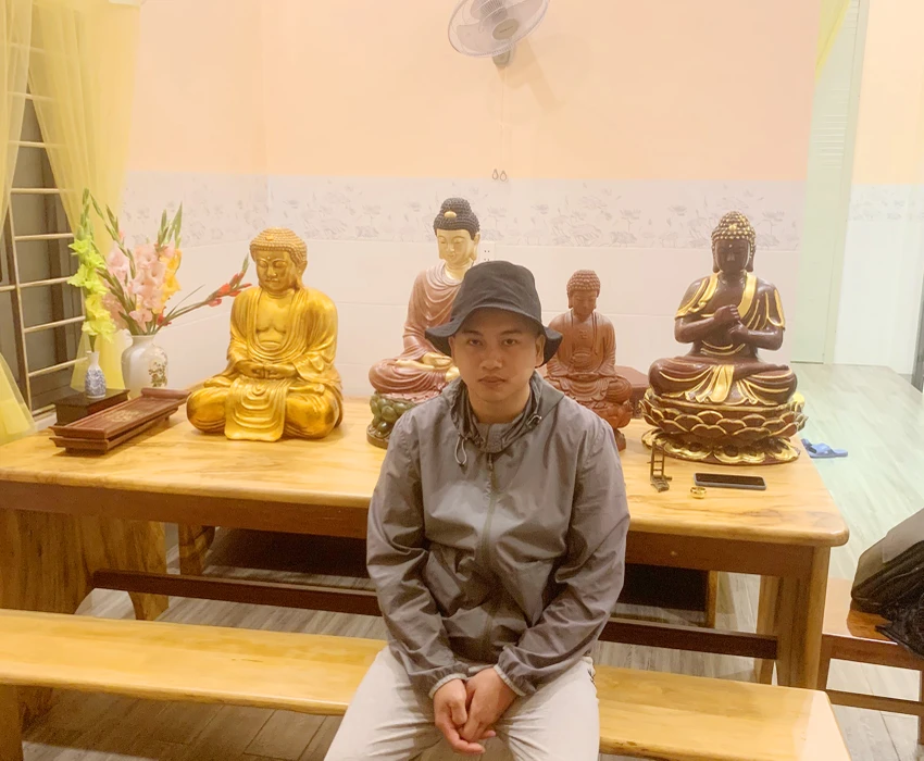 Võ Xuân Định cùng tang vật bốn pho tượng. Ảnh: CACC Võ Xuân Định cùng tang vật bốn pho tượng. Ảnh: CACC