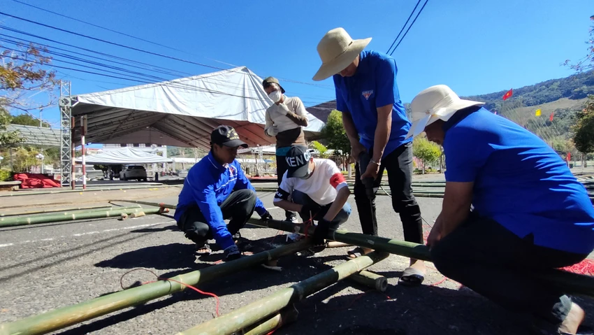 Lực lượng thanh niên huyện hào hứng tham gia chuẩn bị phiên chợ. Lực lượng thanh niên huyện hào hứng tham gia chuẩn bị phiên chợ.