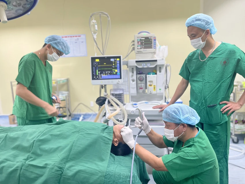 Êkíp bác sĩ gắp con vắt trong khí quản bệnh nhân. Ảnh: PH. Êkíp bác sĩ gắp con vắt trong khí quản bệnh nhân. Ảnh: PH.