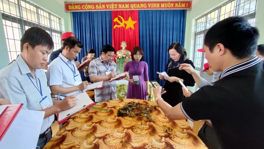 Ban tổ chức chấm điểm các sản phẩm sâm tham gia cuộc thi. Ảnh: LK hội thi sâm Ngọc Linh
