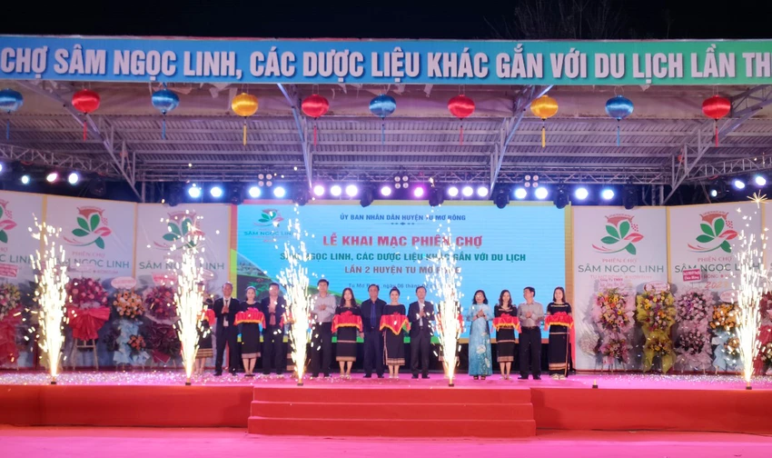 Lễ khai mạc phiên chợ sâm Ngọc Linh. Ảnh: LK. Lễ khai mạc phiên chợ sâm Ngọc Linh. Ảnh: LK.