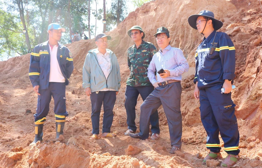 Lãnh đạo tỉnh Kon Tum đến hiện trường chỉ đạo công tác tìm kiếm nạn nhân. Ảnh: CTTĐT.