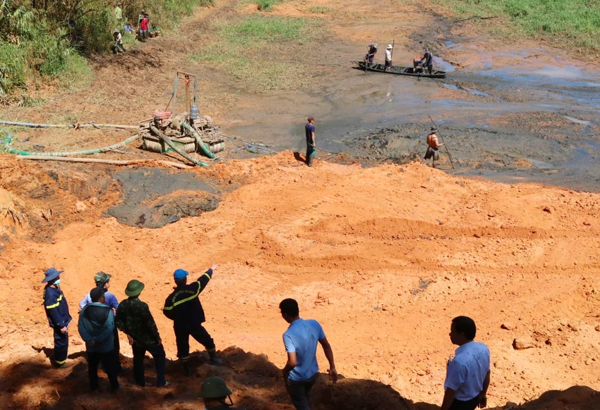 Khu vực hồ nước khá rộng khiến công tác tìm kiếm gặp nhiều khó khăn.