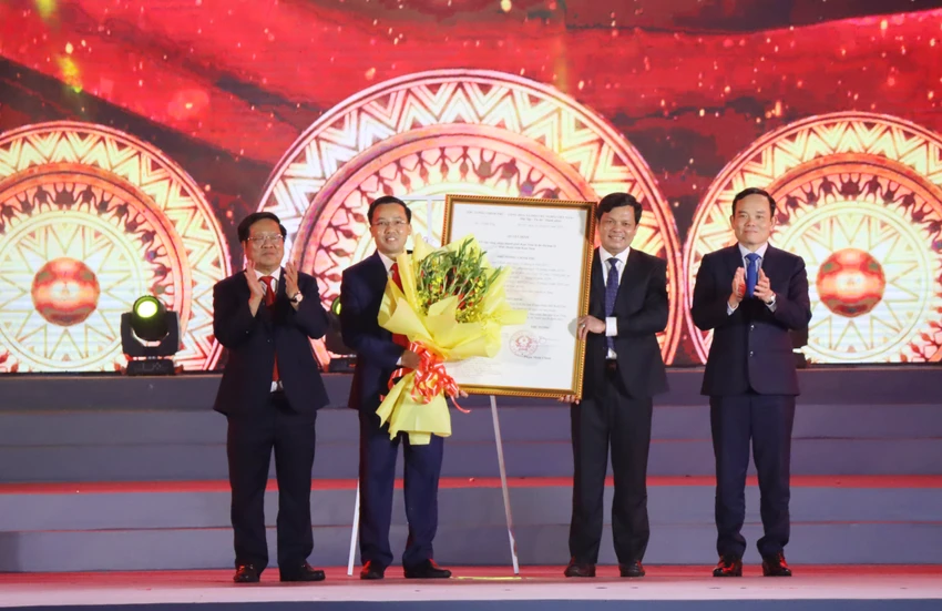 Phó Thủ tướng Trần Lưu Quang trao quyết định công nhận TP Kon Tum lên đô thị loại 2. Phó Thủ tướng Trần Lưu Quang trao quyết định công nhận TP Kon Tum lên đô thị loại 2.