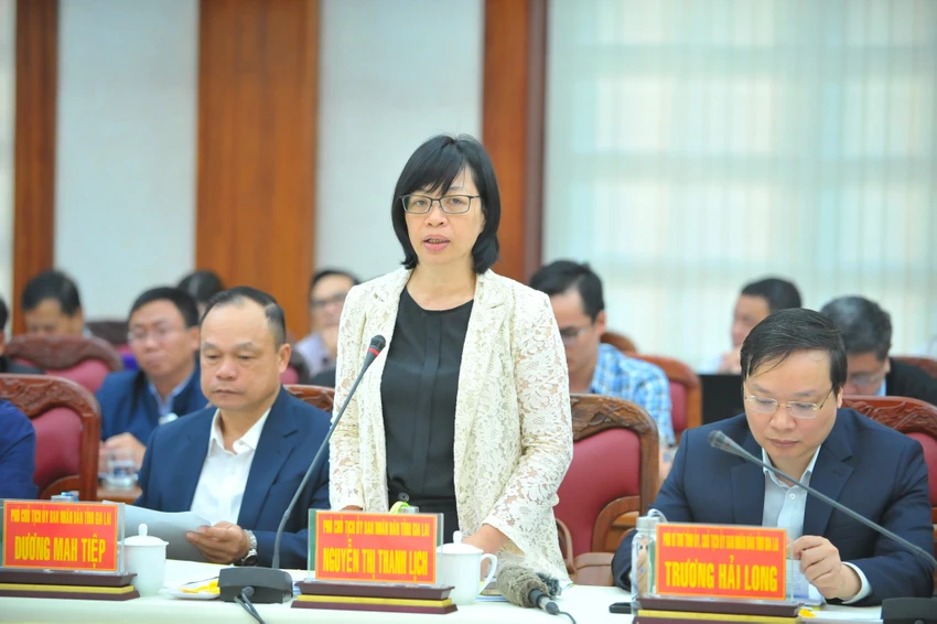 Bà Nguyễn Thị Thanh Lịch kiến nghị Chính phủ tháo gỡ nhiều vướng mắc. Bà Nguyễn Thị Thanh Lịch kiến nghị Chính phủ tháo gỡ nhiều vướng mắc.