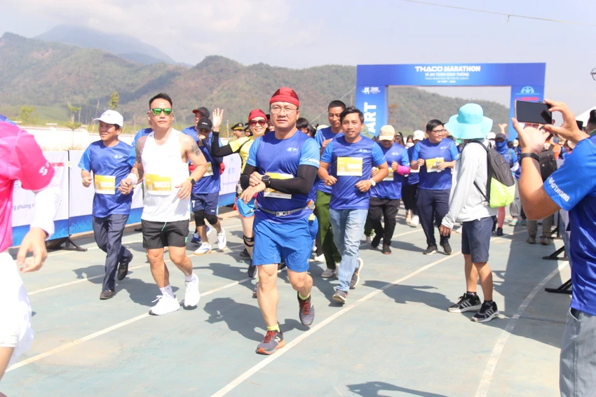 Ông Khuất Việt Hùng, Phó Chủ tịch Chuyên trách Ủy ban ATGT Quốc gia tham gia cự ly 10 km.