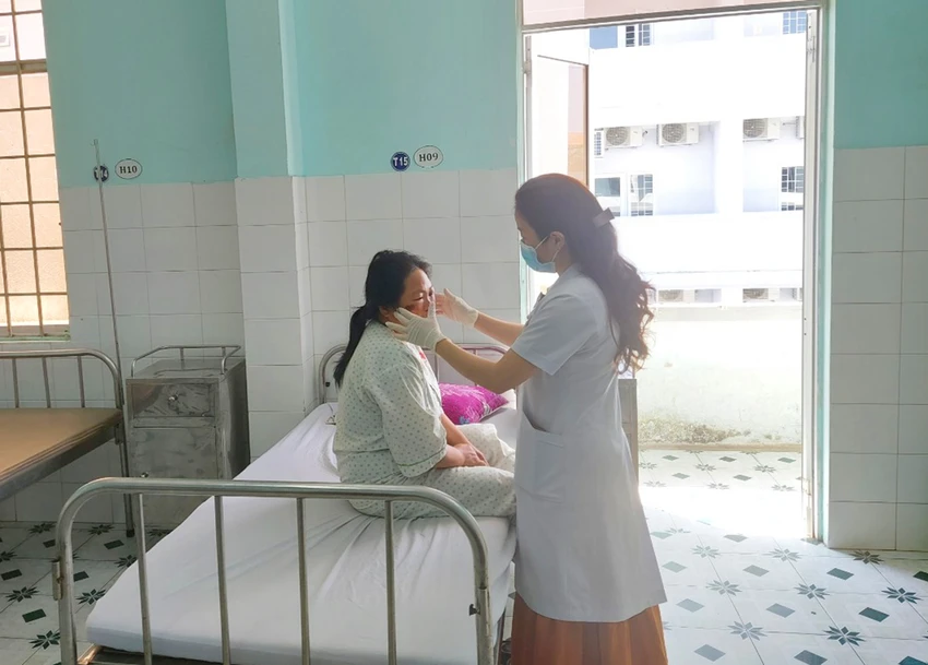 Bệnh nhân đang điều trị tại bệnh viện. Ảnh: ĐN. Bệnh nhân đang điều trị tại bệnh viện. Ảnh: ĐN.