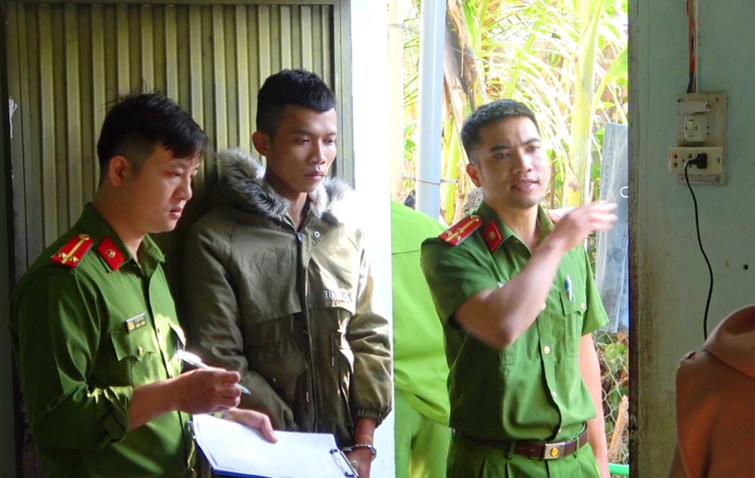 Công an đưa Huỳnh Ngọc Chiến Thắng đi thực nghiệm hiện trường. Ảnh: CACC Công an đưa Huỳnh Ngọc Chiến Thắng đi thực nghiệm hiện trường. Ảnh: CACC