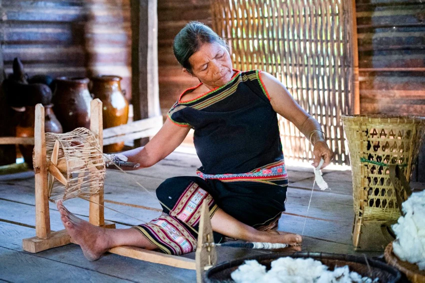 Nghệ nhân Y Yin (hơn 70 tuổi), kéo sợi bông bằng thủ công. Ảnh: HT. Nghệ nhân Y Yin (hơn 70 tuổi), kéo sợi bông bằng thủ công. Ảnh: HT.