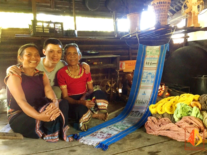 Thông Bahnar trong một lần xuống làng sưu tầm thổ cẩm. Ảnh: NVCC. Thông Bahnar trong một lần xuống làng sưu tầm thổ cẩm. Ảnh: NVCC.