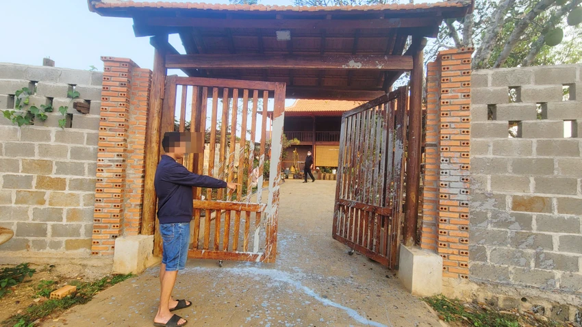 Nhà của nhà báo Vĩnh Y bị tạt sơn trộn mắm tôm. Ảnh: LK Nhà của nhà báo Vĩnh Yên bị tạt sơn trộn mắm tôm